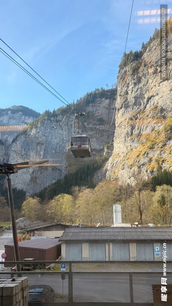 山间小镇与峭壁风景