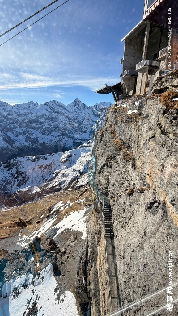 悬崖边建筑俯瞰壮丽山景