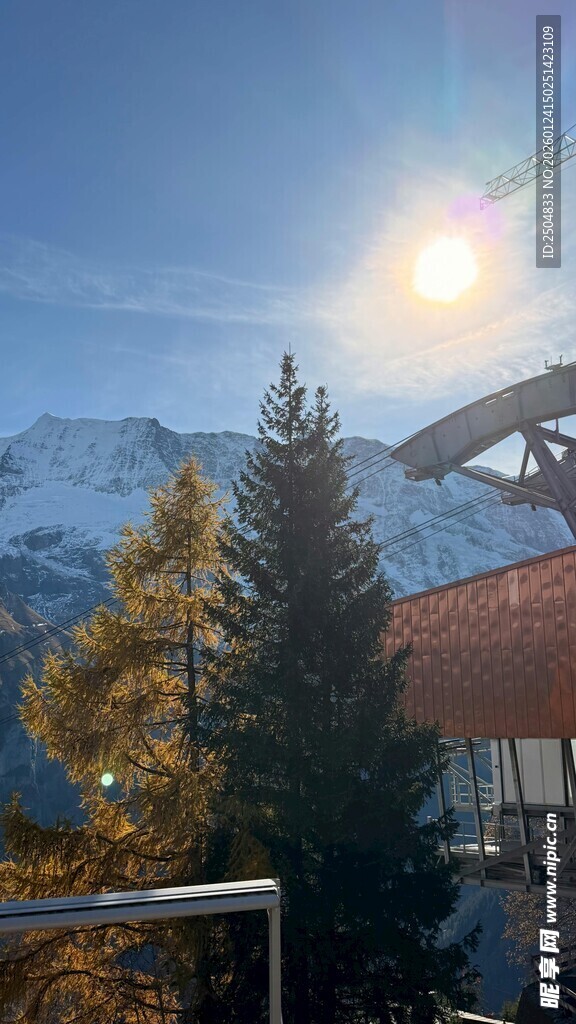 雪山下的阳光与山林美景