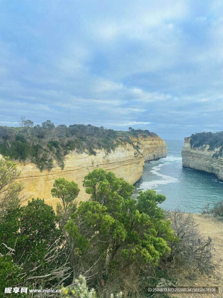 海岸风光 绿植环绕的蓝色海湾