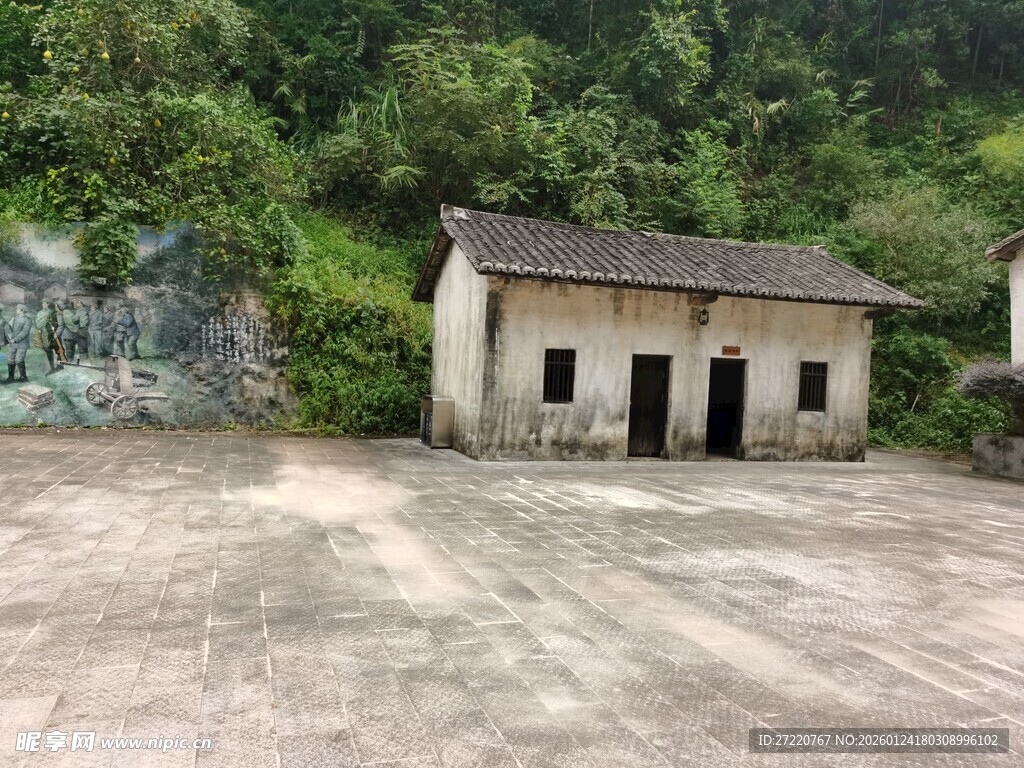 乡村旧屋 静立山野之间