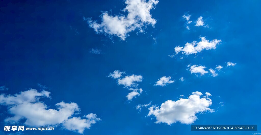 蓝天飘着几朵白云