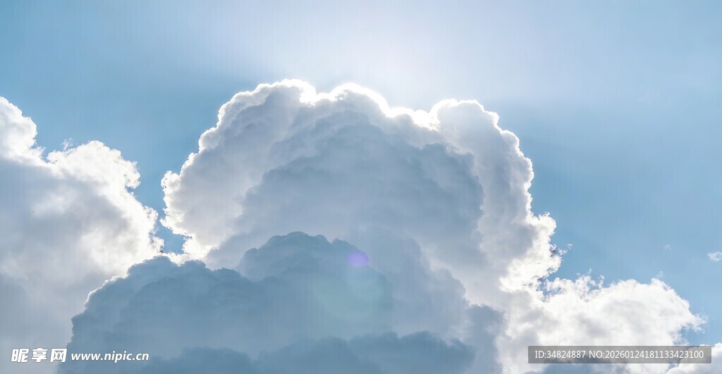 蓝天中的蓬松白云