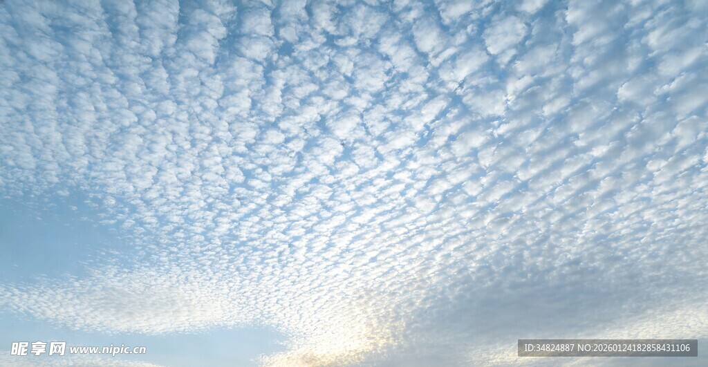 天空中的美丽絮状云彩