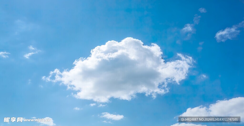 蓝天中的蓬松白云