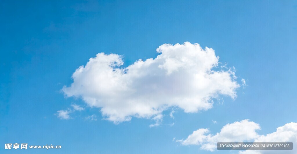 蓝天下的蓬松白云