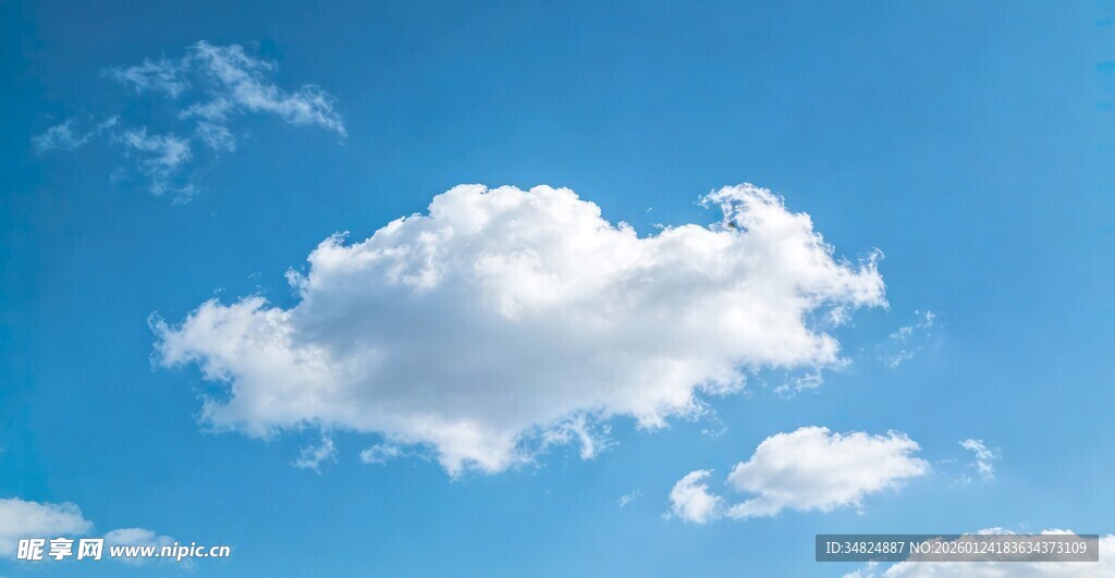 蓝天中的蓬松白云