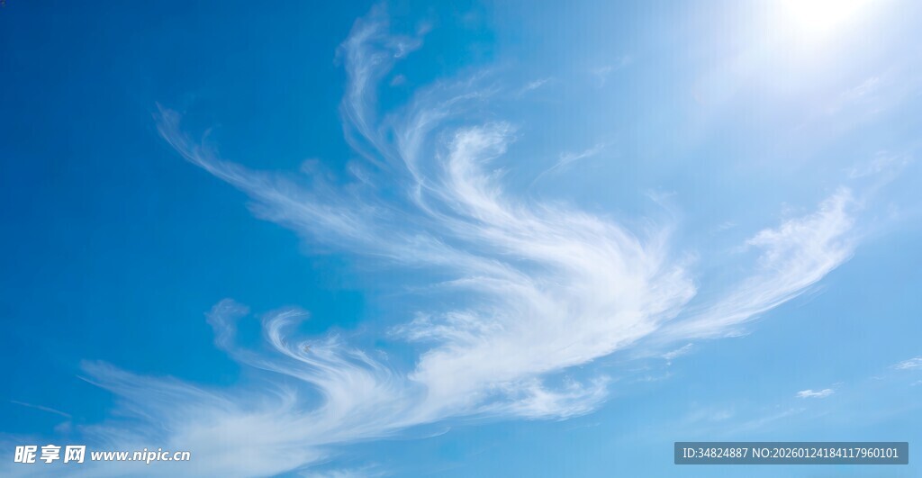 蓝天下的飘逸白云