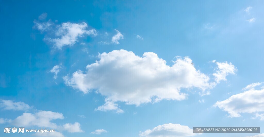 晴朗蓝天中的蓬松白云