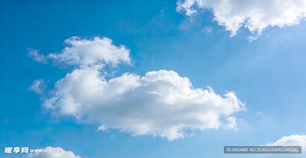 晴朗蓝天中的蓬松白云