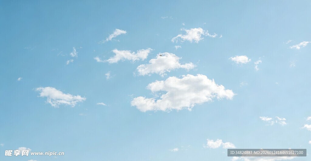 晴朗蓝天飘着朵朵白云