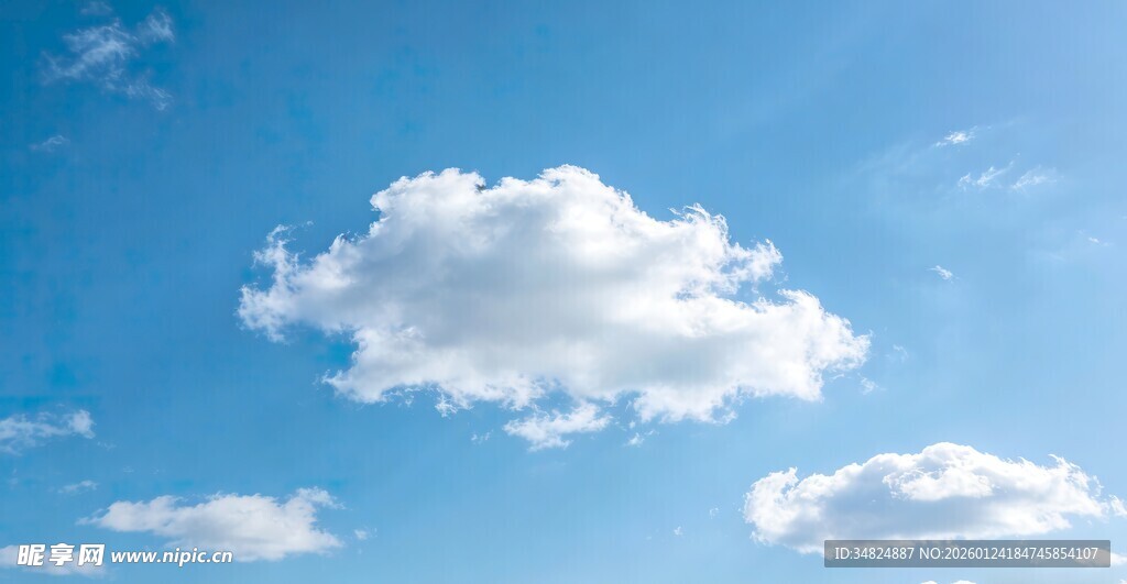 晴朗蓝天中的蓬松白云