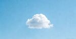蓝天下的孤独云朵