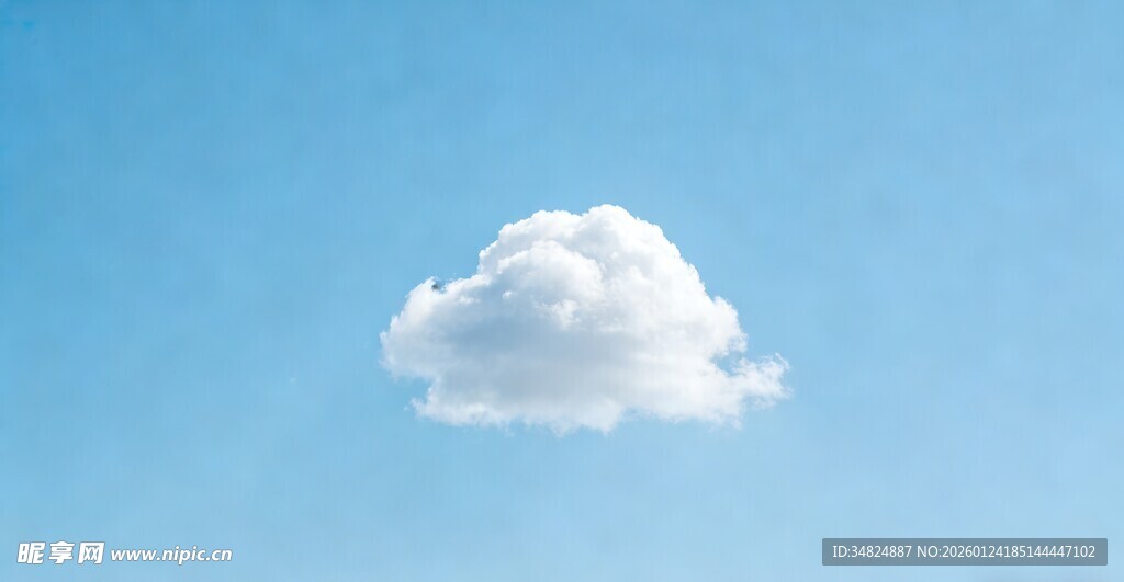 蓝天下的孤独云朵