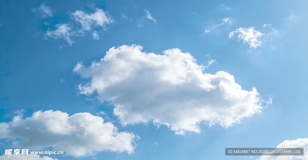 晴朗蓝天中的蓬松白云