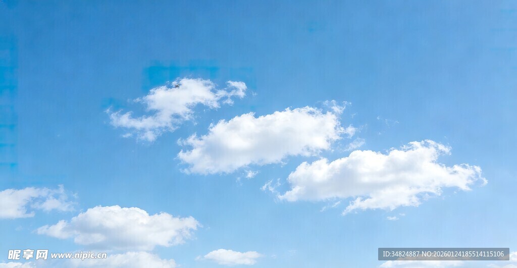 晴朗蓝天飘着朵朵白云