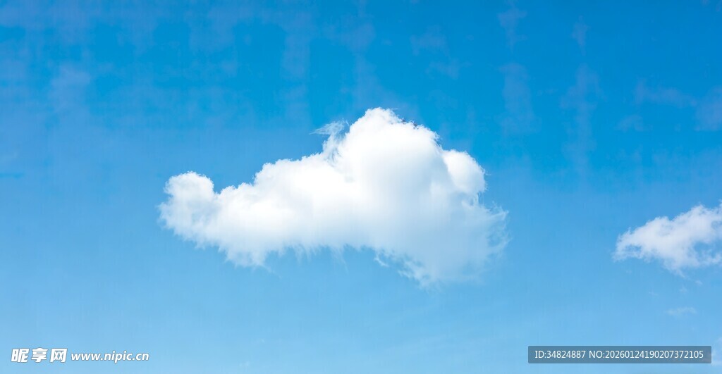 蓝天下的洁白云朵