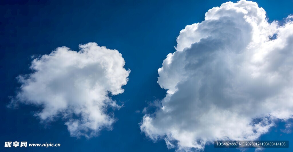 蓝天下的蓬松云朵