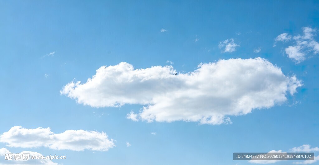 晴朗蓝天中的蓬松白云