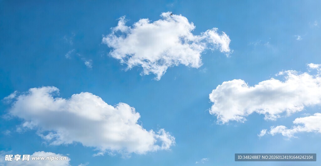 晴朗蓝天飘着朵朵白云