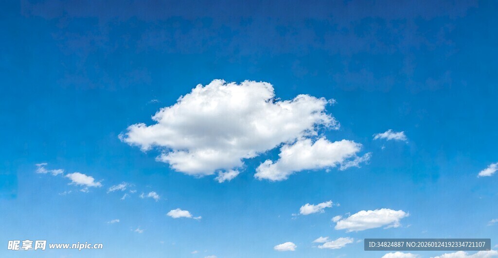 蓝天中的蓬松白云
