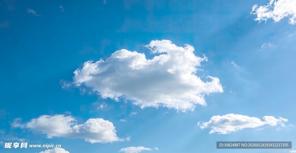 蓝天飘白云的美好景象