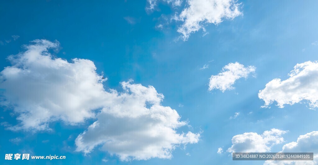 晴朗蓝天飘着朵朵白云