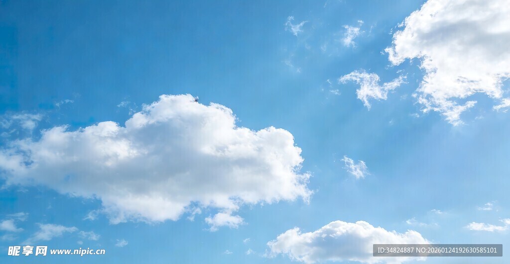 晴朗蓝天中的蓬松白云