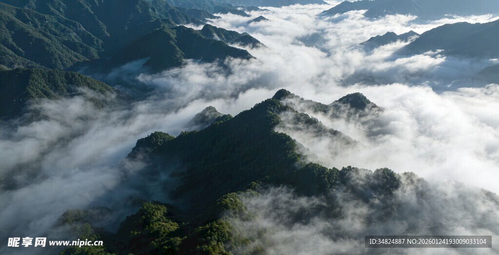 云雾缭绕的壮美山峦