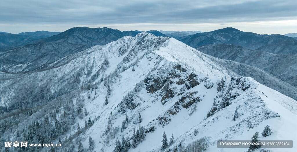 雪覆山峦壮丽风光