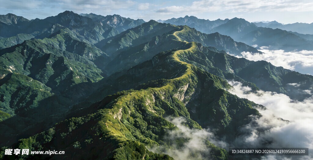 蜿蜒山峦云海间壮丽景观