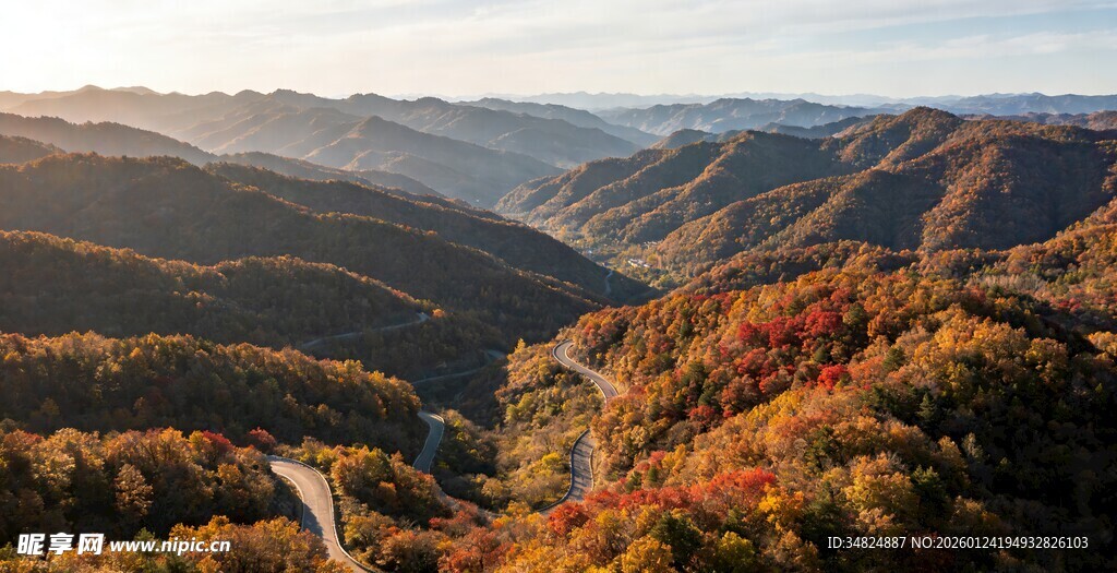 秋日山谷绚丽风光