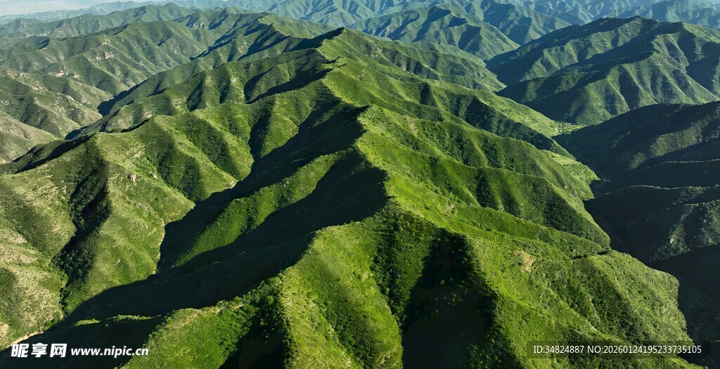 航拍翠绿连绵山脉