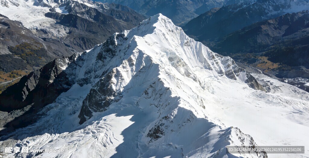 巍峨雪山壮丽景观