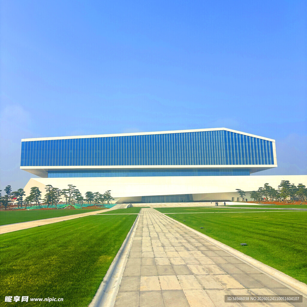 现代风格建筑前的开阔步道