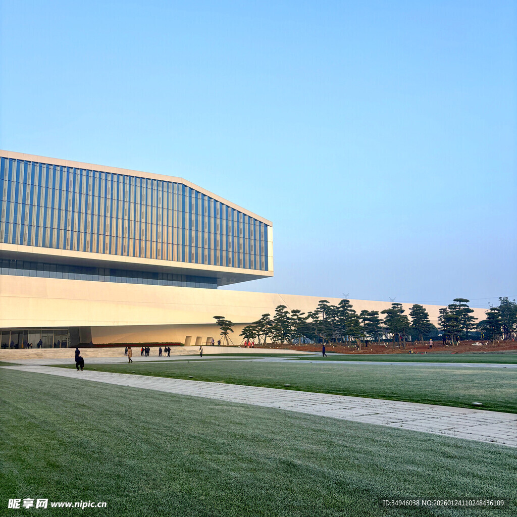 现代风格建筑前的开阔草坪