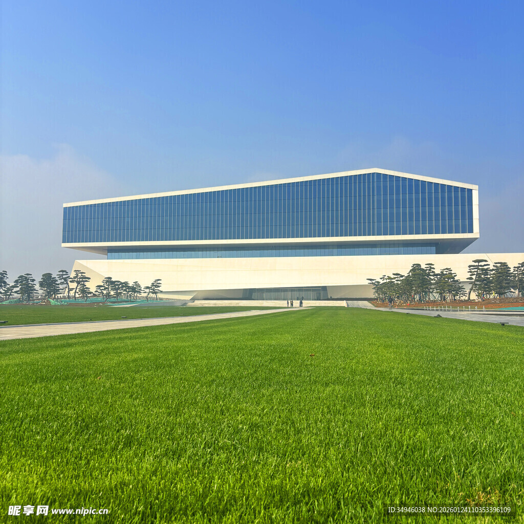 现代建筑旁的翠绿田野