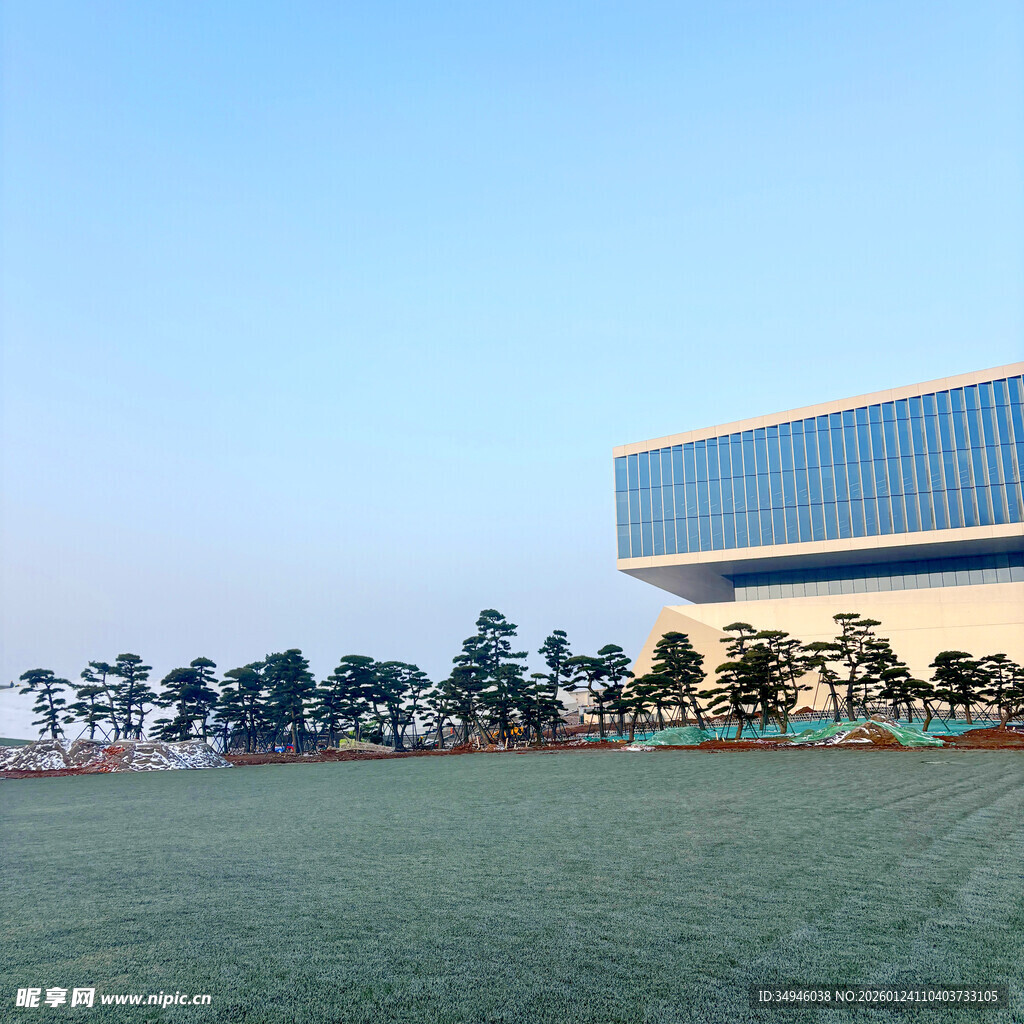 现代建筑旁的开阔绿地