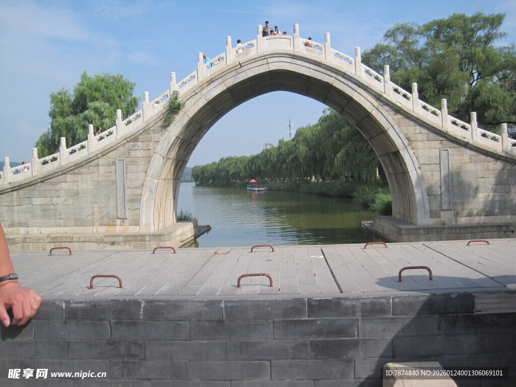 石拱桥横跨绿水间