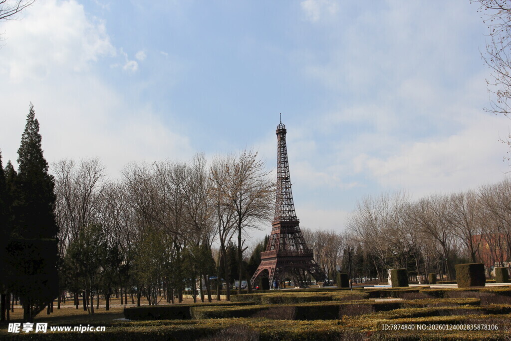 公园中的埃菲尔铁塔景观