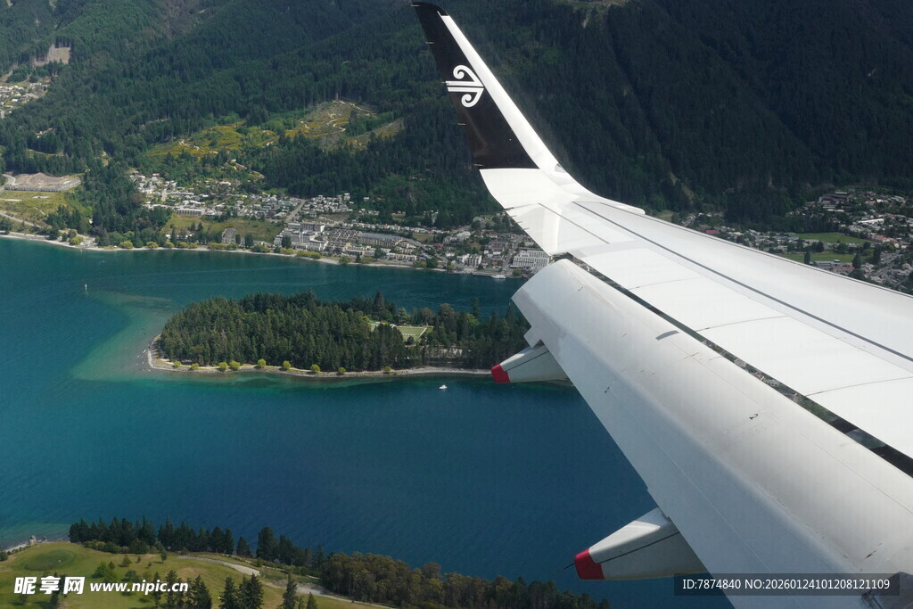 飞机窗外的湖光山色