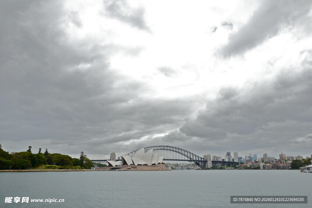 阴云下的城市滨水景观