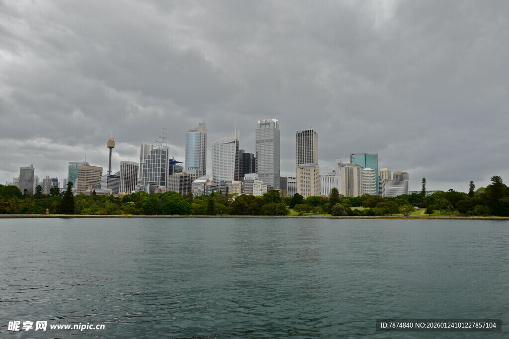 湖畔城市天际线景观