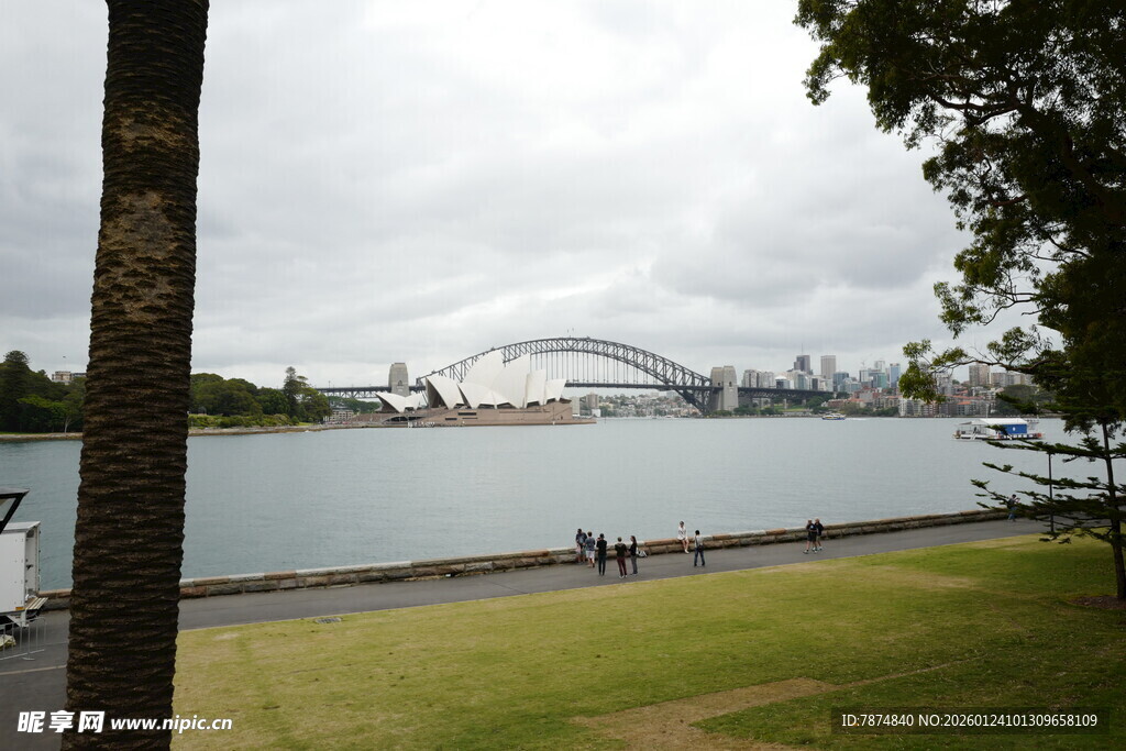 悉尼歌剧院前的河畔风景