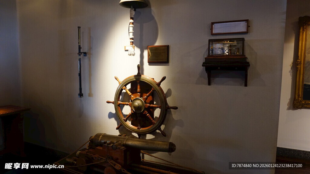 复古船舵装饰于室内角落