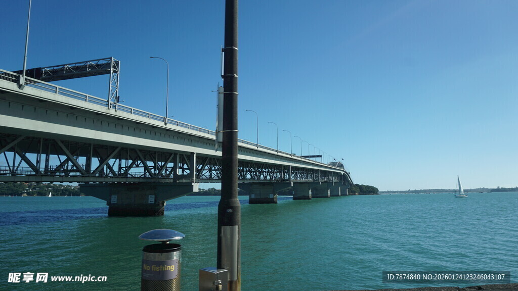 跨海大桥横跨碧海蓝天
