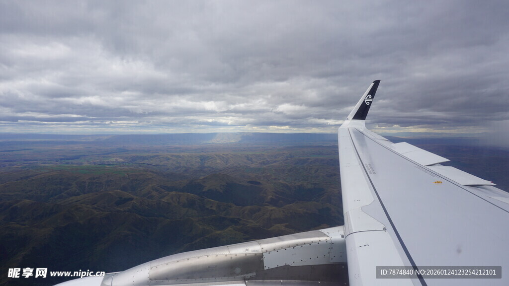 飞机机翼下的壮丽云海
