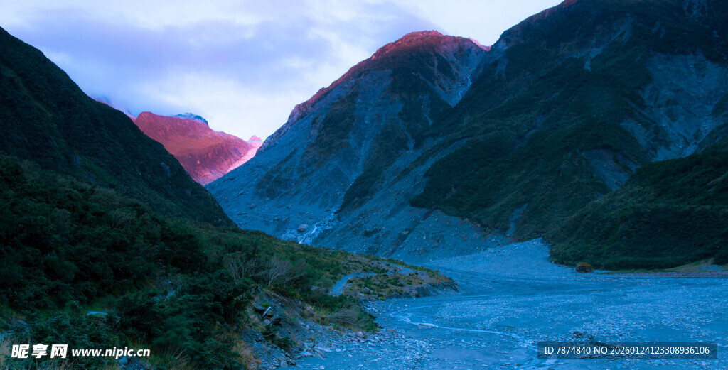 壮丽山谷间的梦幻山水景色