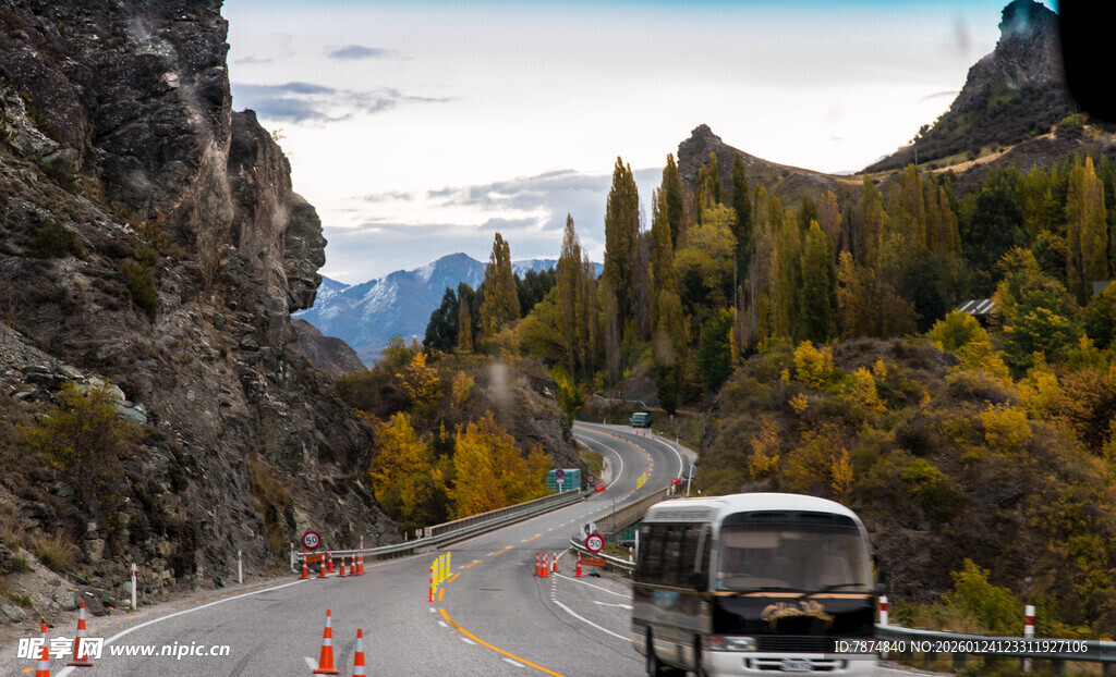 山间公路行驶的白色车辆