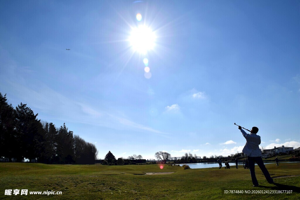 阳光下的高尔夫挥杆瞬间